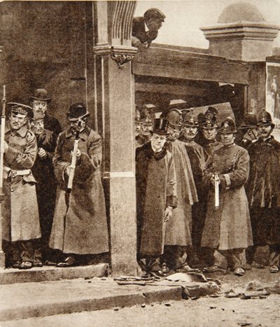 Un incidente que en su momento dio munición a sus enemigos: La presencia del Sr. Churchill como Secretario del Interior en el Asedio de Sidney Street, el 3 de enero de 1911 de English Photographer